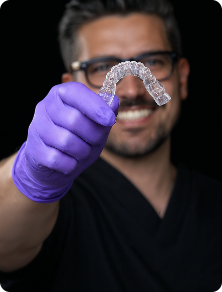 Profesional de la salud mostrando un alineador transparente